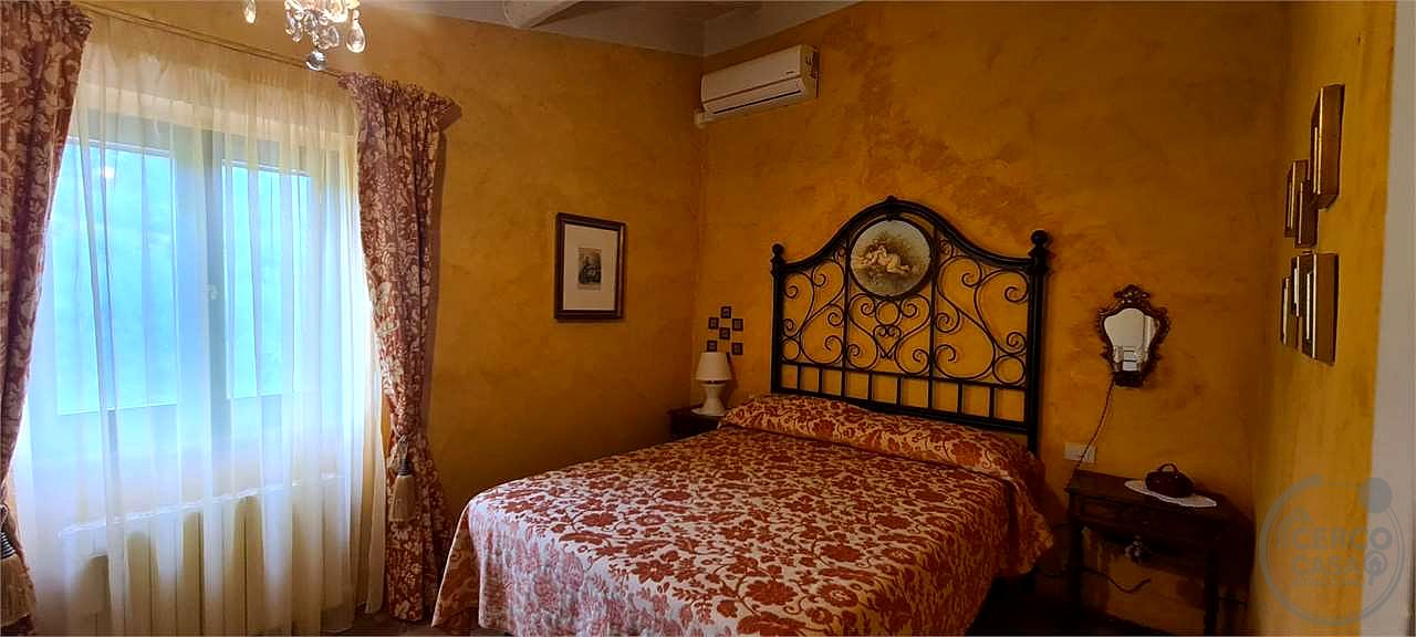 PRESTIGIOSO CASALE CON DEPENDANCE E PISCINA