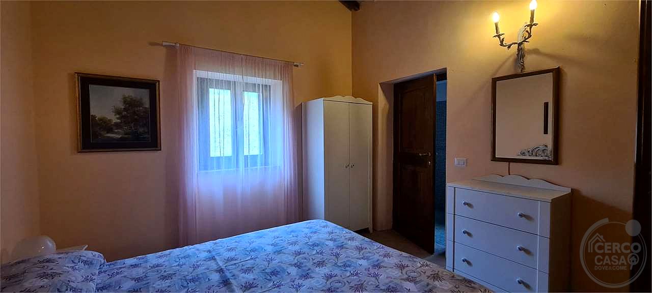 PRESTIGIOSO CASALE CON DEPENDANCE E PISCINA