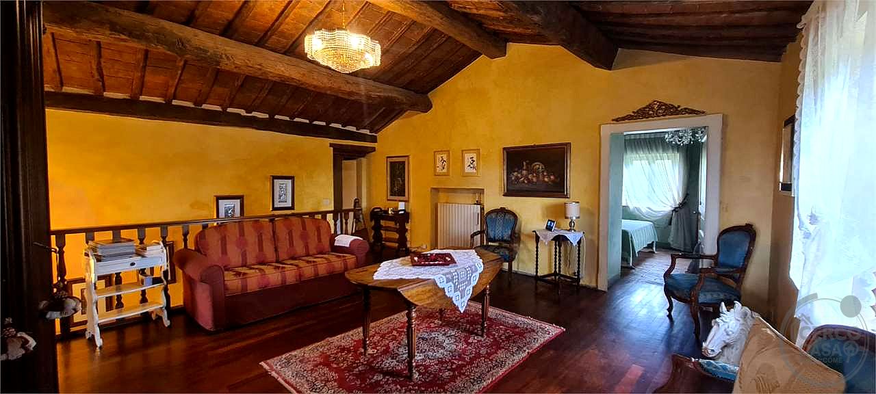 PRESTIGIOSO CASALE CON DEPENDANCE E PISCINA