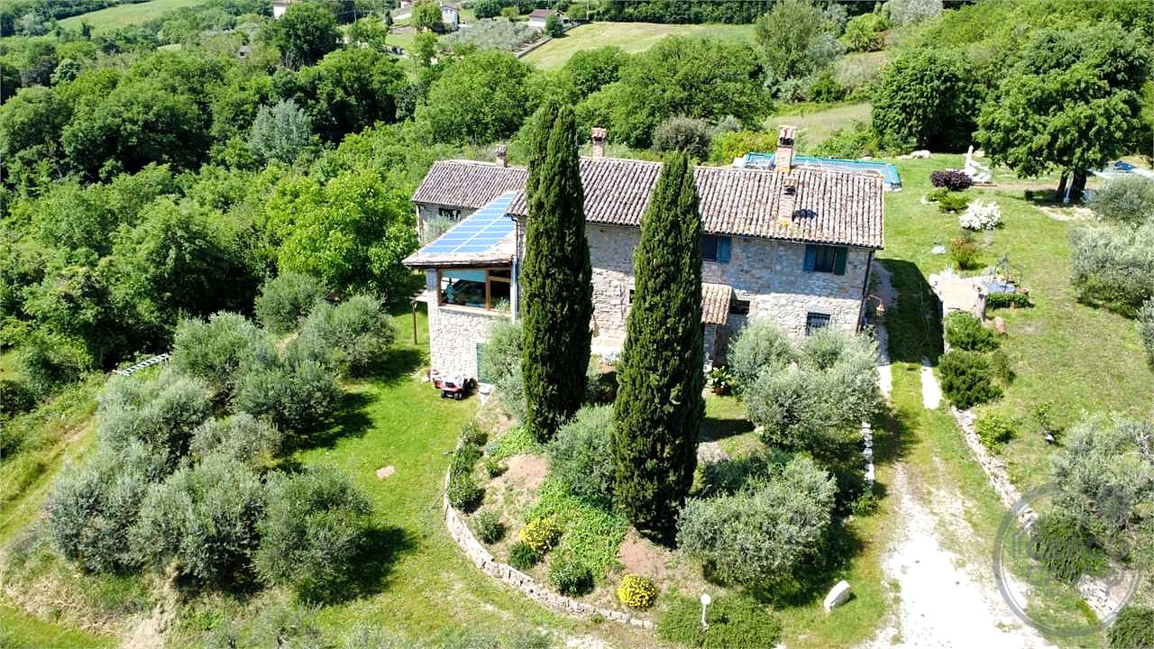 PRESTIGIOSO CASALE CON DEPENDANCE E PISCINA