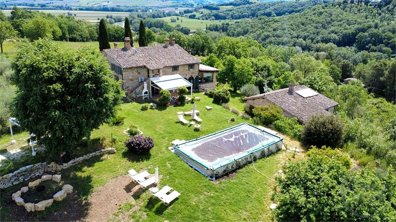 PRESTIGIOSO CASALE CON DEPENDANCE E PISCINA