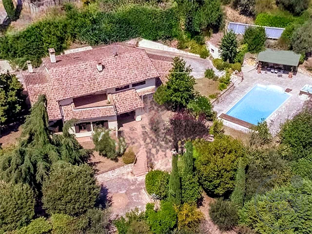 TODI - MONTELUPINO: PRESTIGIOSA VILLA PANORAMICA
