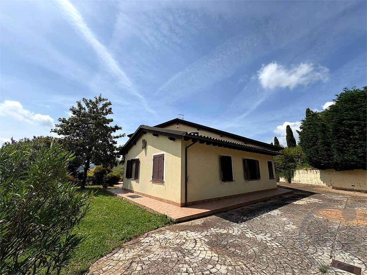 TODI - MONTELUPINO: PRESTIGIOSA VILLA PANORAMICA