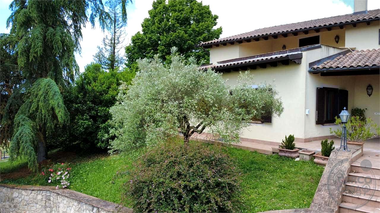 TODI - MONTELUPINO: PRESTIGIOSA VILLA PANORAMICA