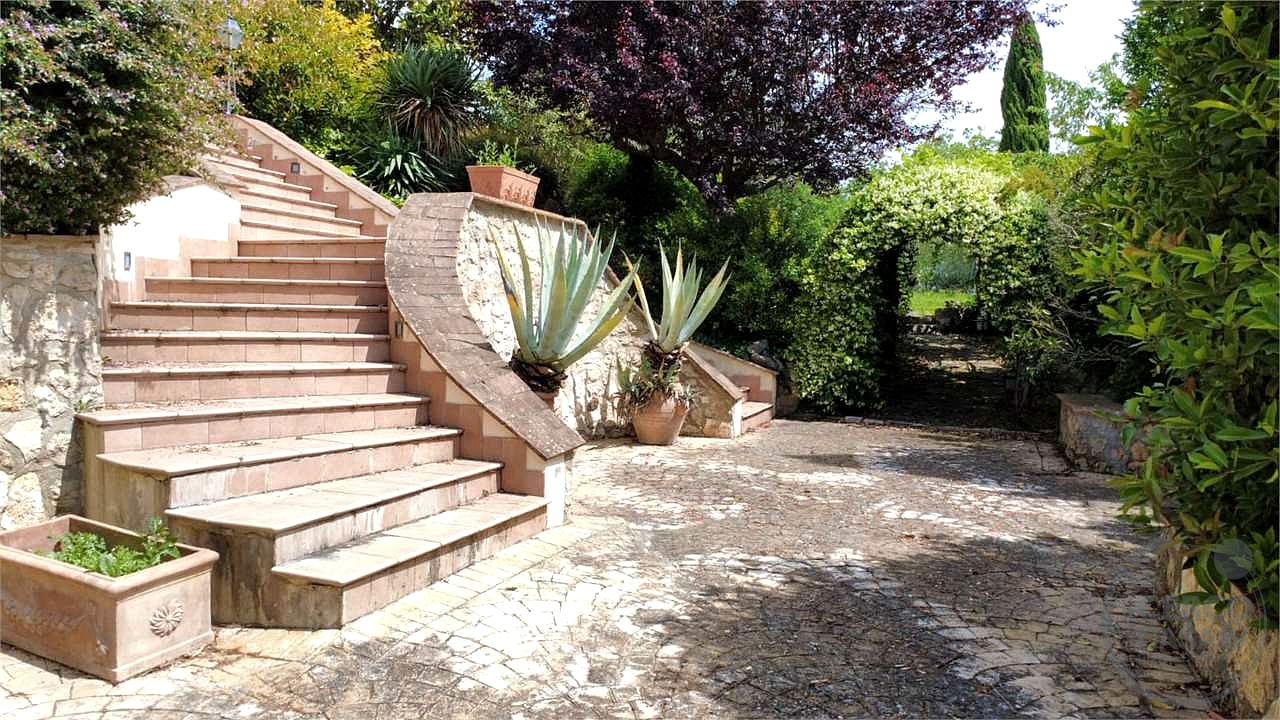 TODI - MONTELUPINO: PRESTIGIOSA VILLA PANORAMICA