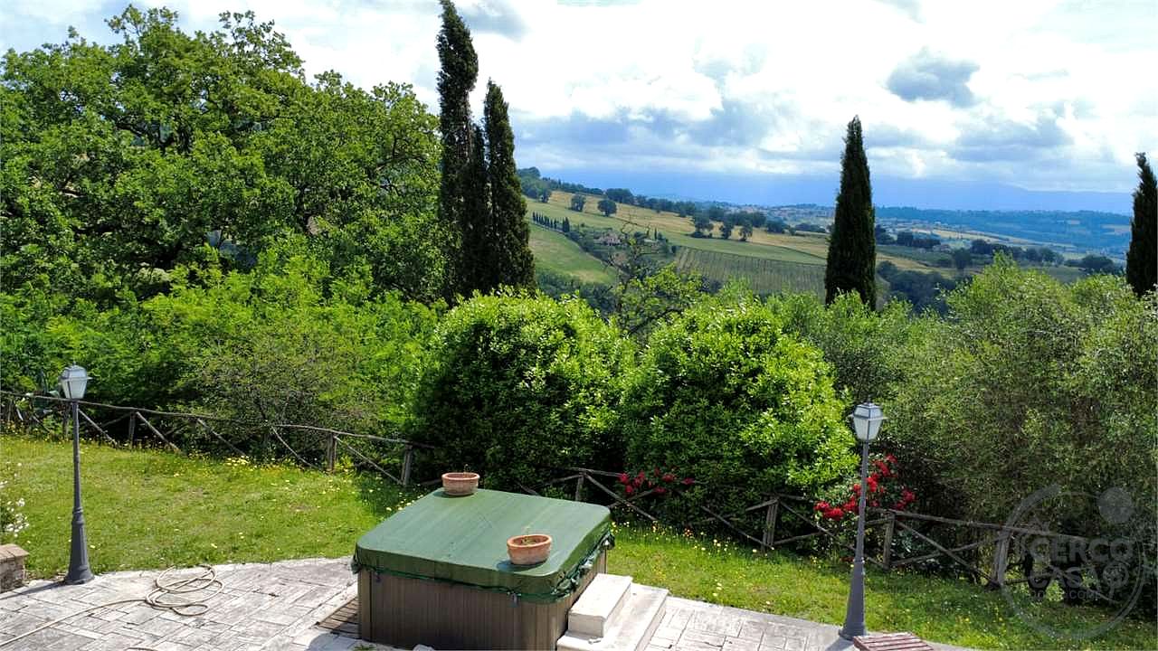 TODI - MONTELUPINO: PRESTIGIOSA VILLA PANORAMICA