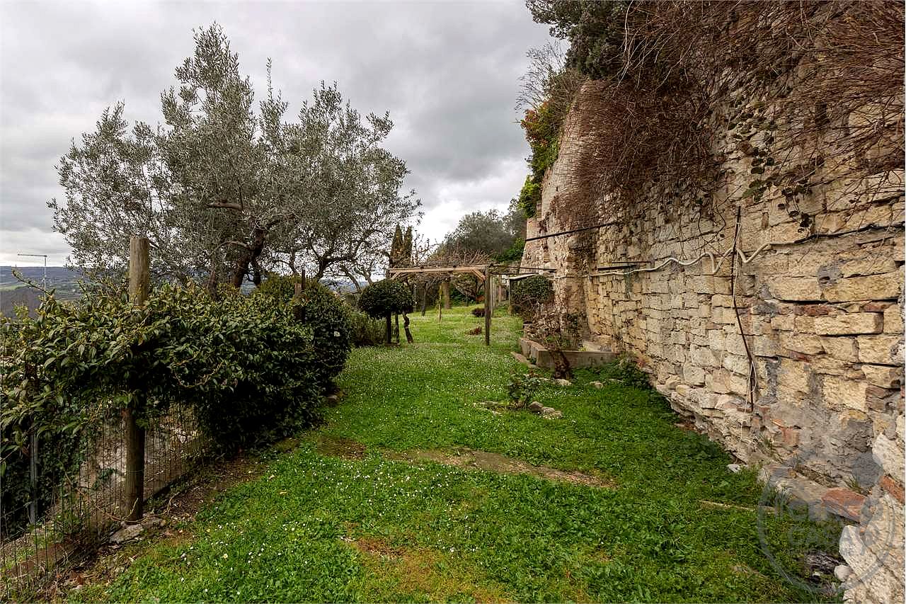 ATTICO IN CENTRO STORICO CON GIARDINO PANORAMICO
