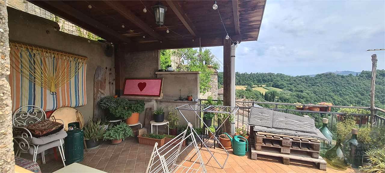 TODI - MONTEMOLINO: PORZIONE DI CASA CIELO-TERRA