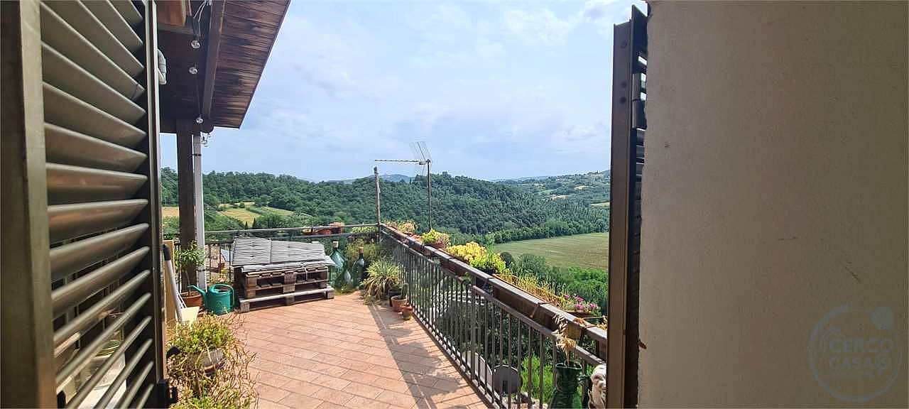 TODI - MONTEMOLINO: PORZIONE DI CASA CIELO-TERRA