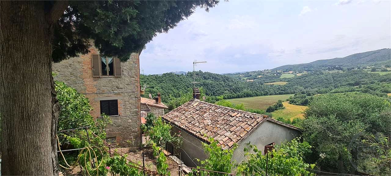 TODI - MONTEMOLINO: PORZIONE DI CASA CIELO-TERRA
