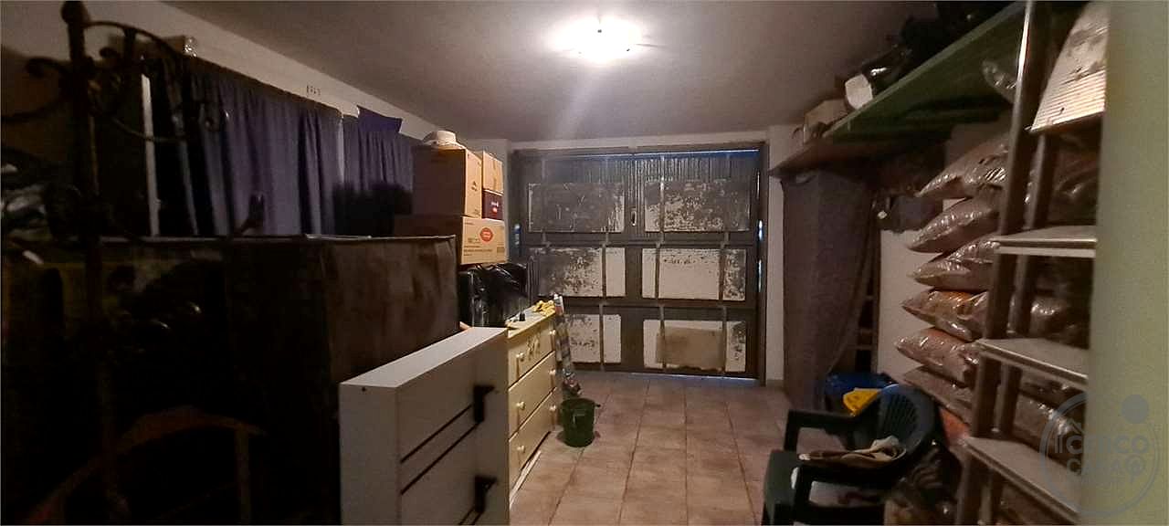 FABRO: APPARTAMENTO RISTRUTTURATO CON GARAGE, CANTINA E POSTO AUTO