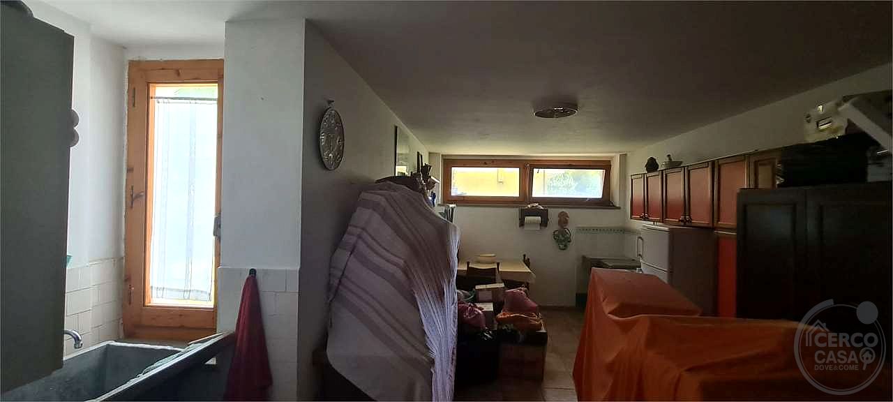 FABRO: APPARTAMENTO RISTRUTTURATO CON GARAGE, CANTINA E POSTO AUTO