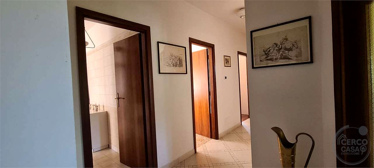 NOCERA UMBRA: APPARTAMENTO ULTIMO PIANO CON AMPIO GARAGE