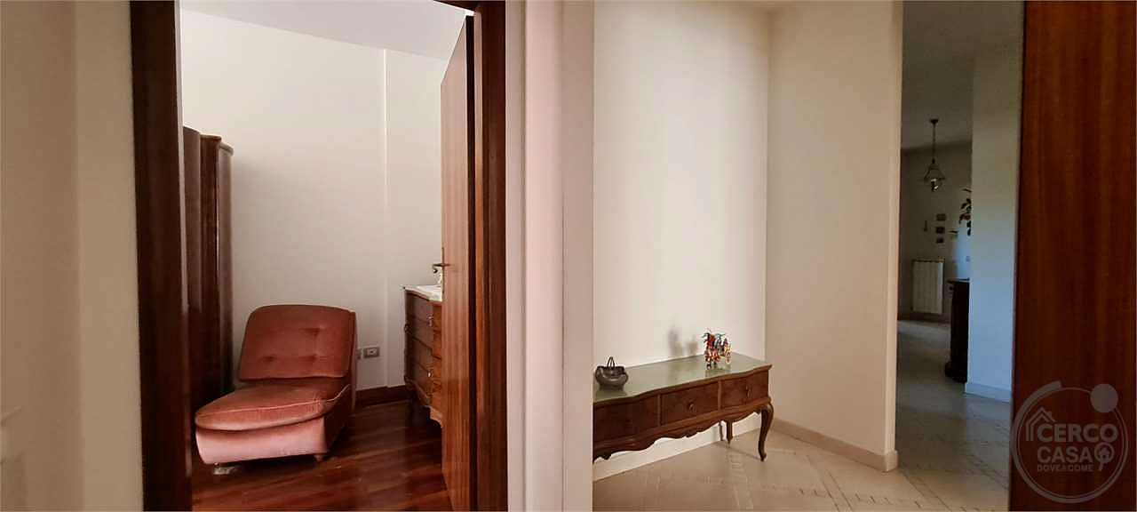 NOCERA UMBRA: APPARTAMENTO ULTIMO PIANO CON AMPIO GARAGE