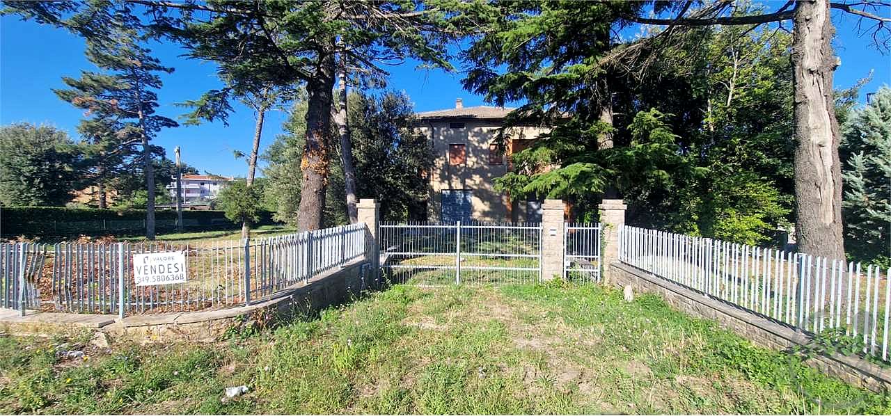 GUALDO CATTANEO - SAN TERENZIANO: CASA SINGOLA CON TERRENO CIRCOSTANTE