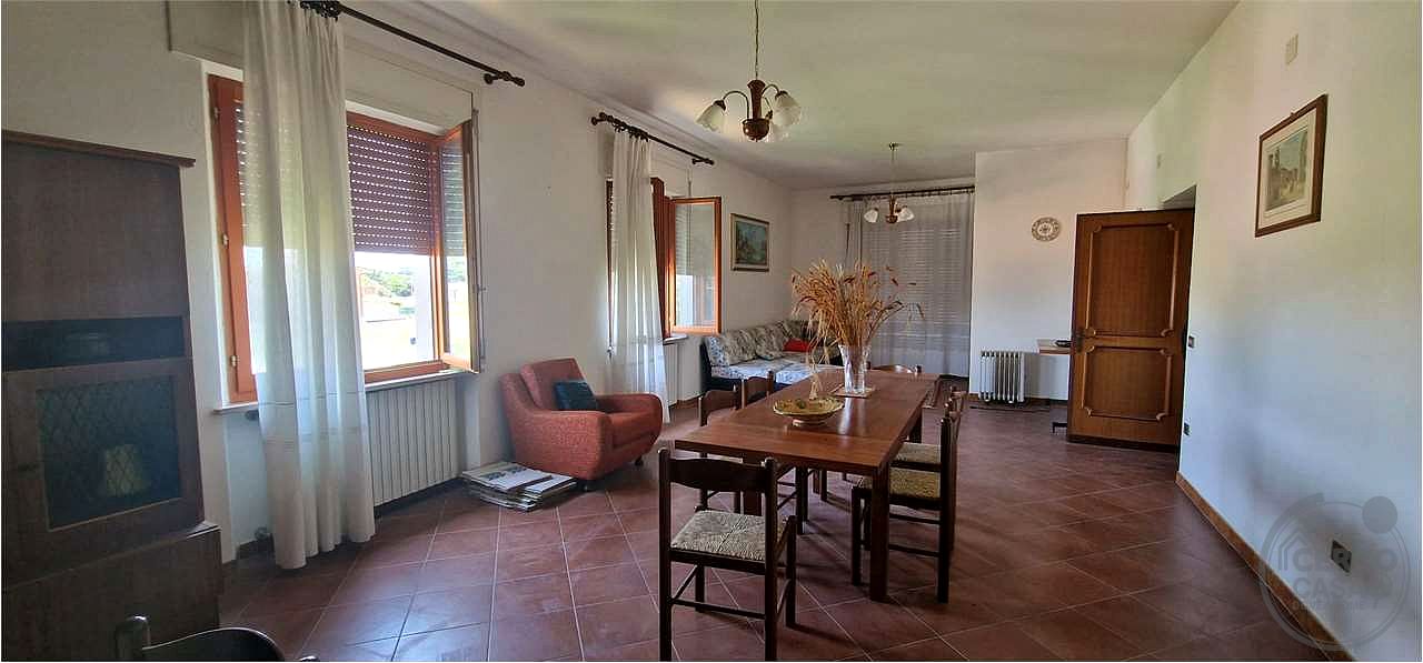 GUALDO CATTANEO - SAN TERENZIANO: CASA SINGOLA CON TERRENO CIRCOSTANTE