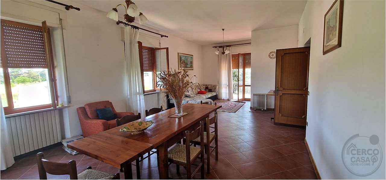 GUALDO CATTANEO - SAN TERENZIANO: CASA SINGOLA CON TERRENO CIRCOSTANTE