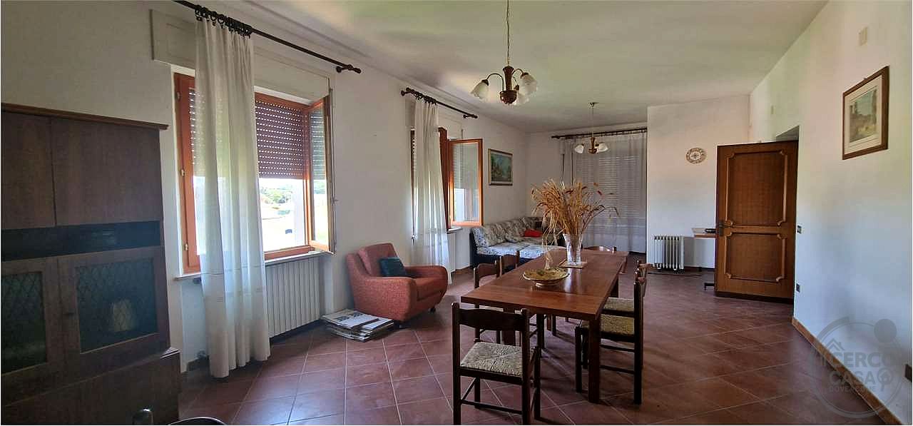 GUALDO CATTANEO - SAN TERENZIANO: CASA SINGOLA CON TERRENO CIRCOSTANTE