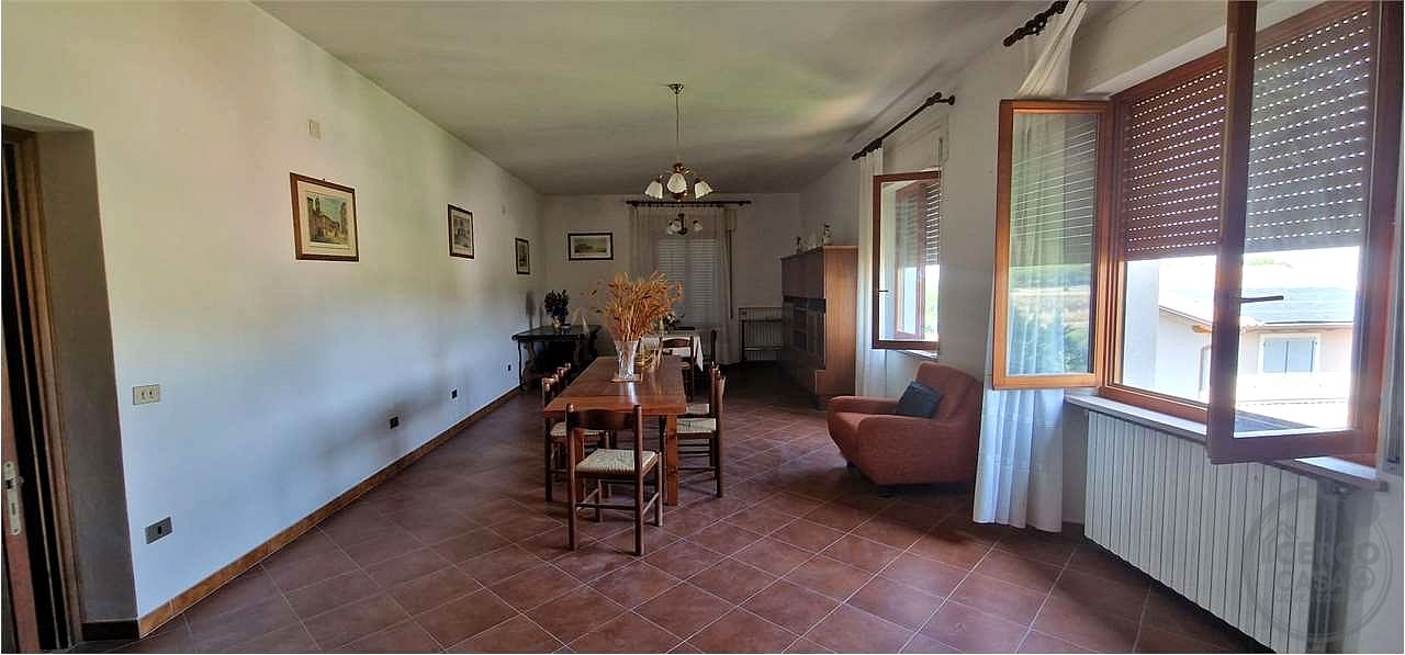 GUALDO CATTANEO - SAN TERENZIANO: CASA SINGOLA CON TERRENO CIRCOSTANTE