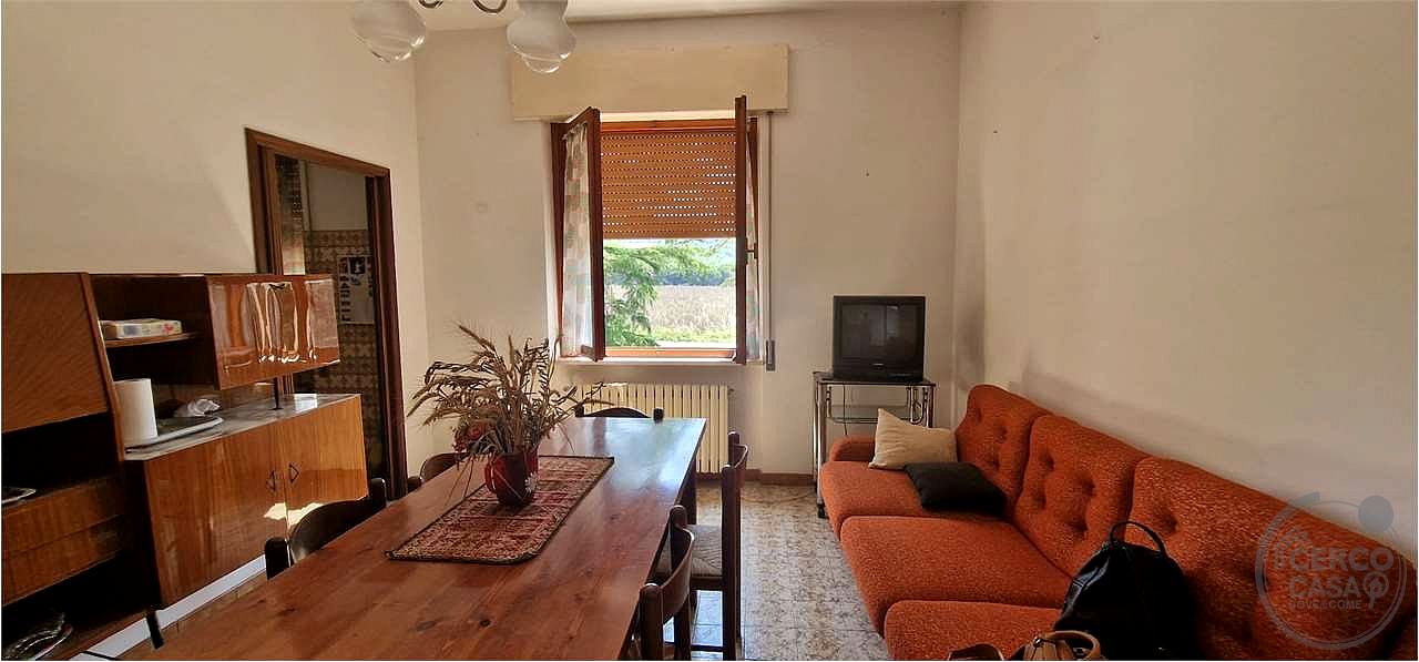GUALDO CATTANEO - SAN TERENZIANO: CASA SINGOLA CON TERRENO CIRCOSTANTE