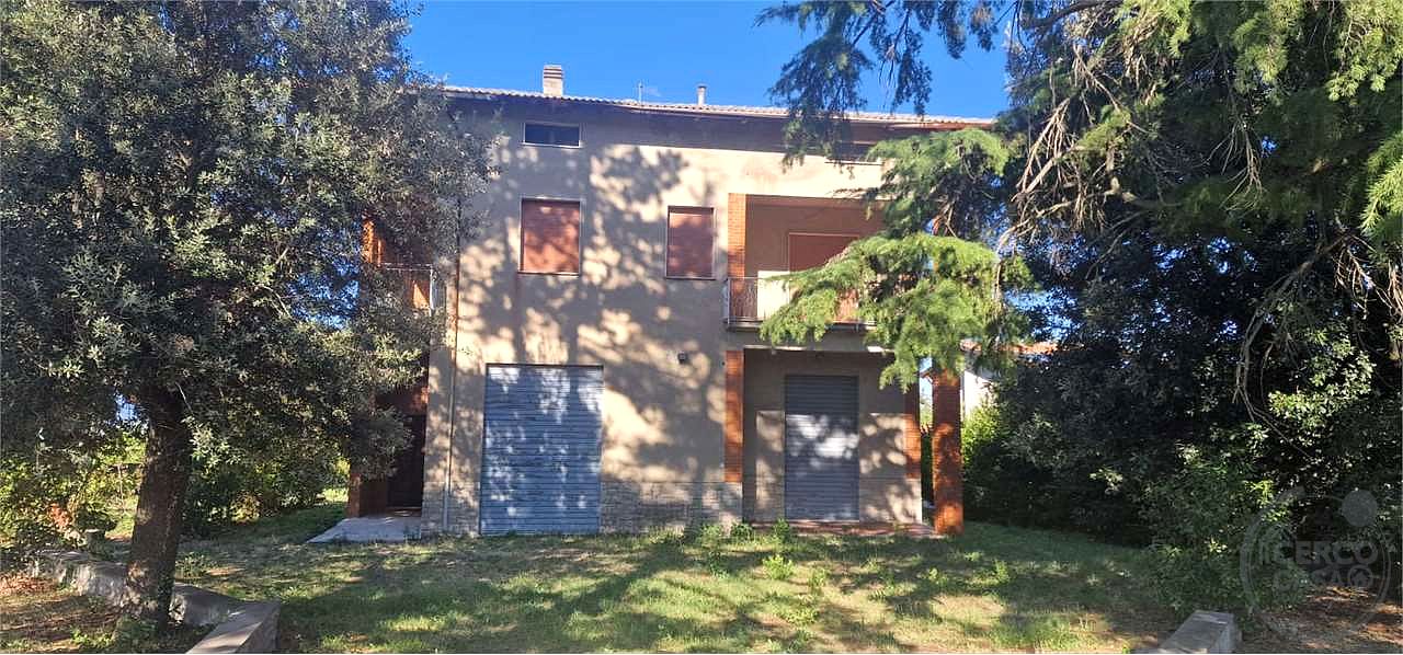 GUALDO CATTANEO - SAN TERENZIANO: CASA SINGOLA CON TERRENO CIRCOSTANTE