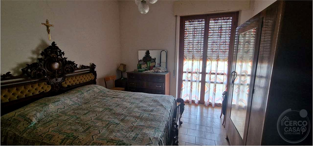 GUALDO CATTANEO - SAN TERENZIANO: CASA SINGOLA CON TERRENO CIRCOSTANTE
