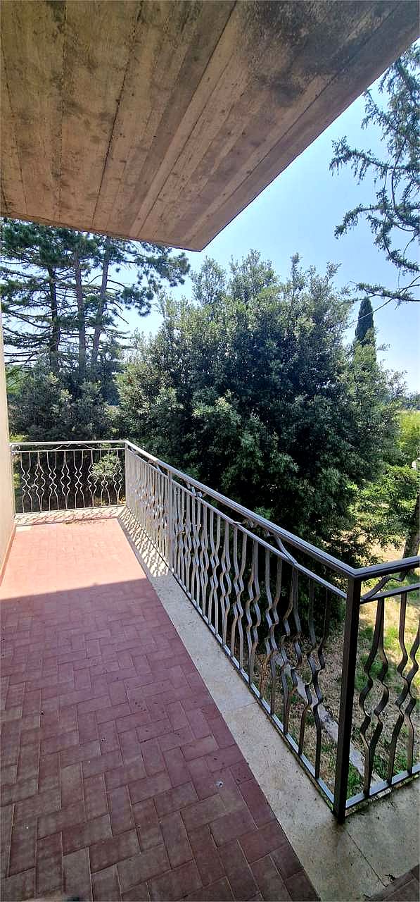 GUALDO CATTANEO - SAN TERENZIANO: CASA SINGOLA CON TERRENO CIRCOSTANTE