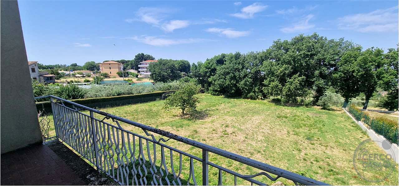 GUALDO CATTANEO - SAN TERENZIANO: CASA SINGOLA CON TERRENO CIRCOSTANTE