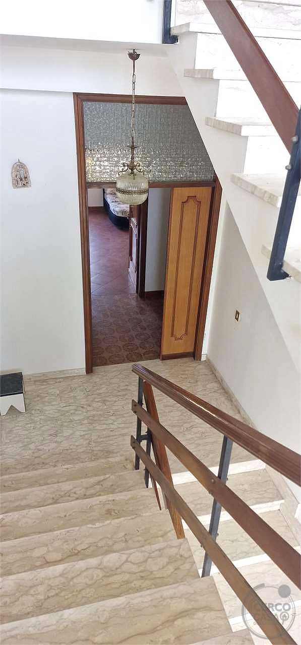 GUALDO CATTANEO - SAN TERENZIANO: CASA SINGOLA CON TERRENO CIRCOSTANTE