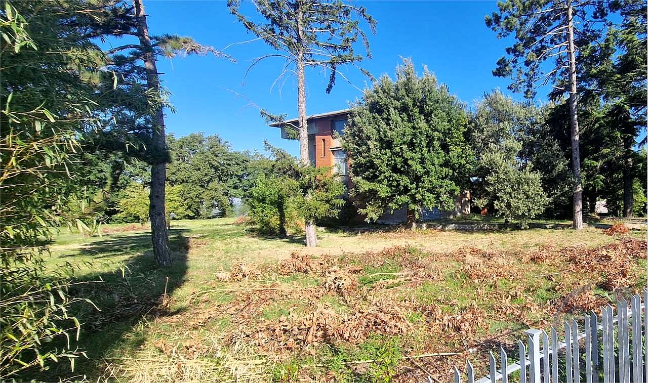 GUALDO CATTANEO - SAN TERENZIANO: CASA SINGOLA CON TERRENO CIRCOSTANTE