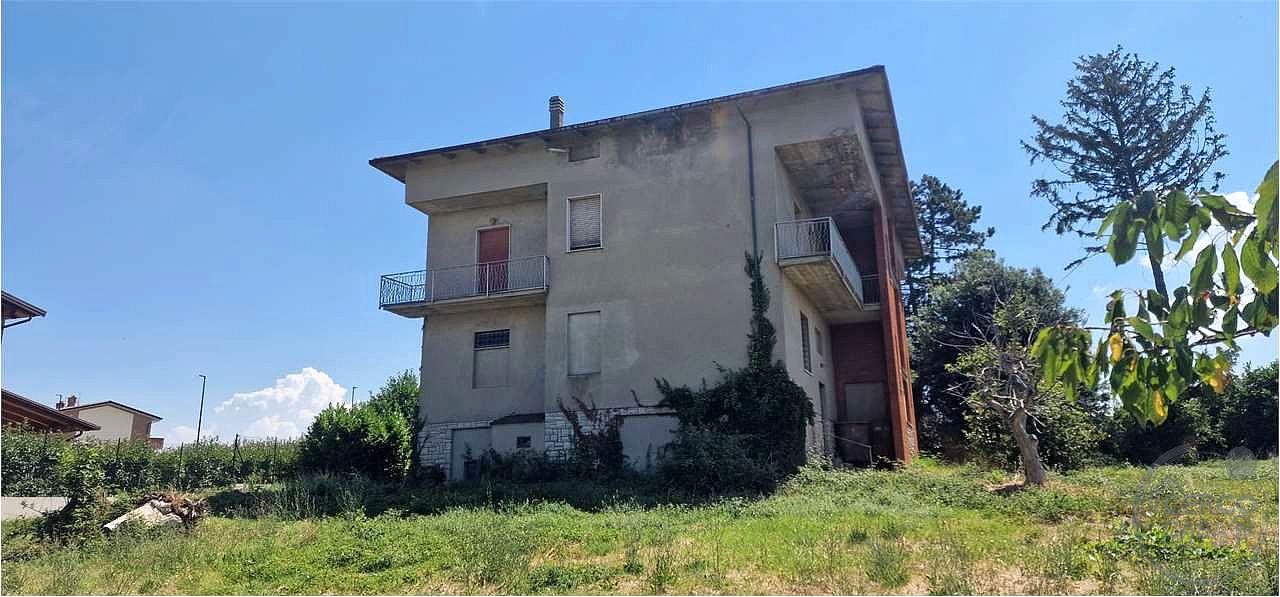 GUALDO CATTANEO - SAN TERENZIANO: CASA SINGOLA CON TERRENO CIRCOSTANTE