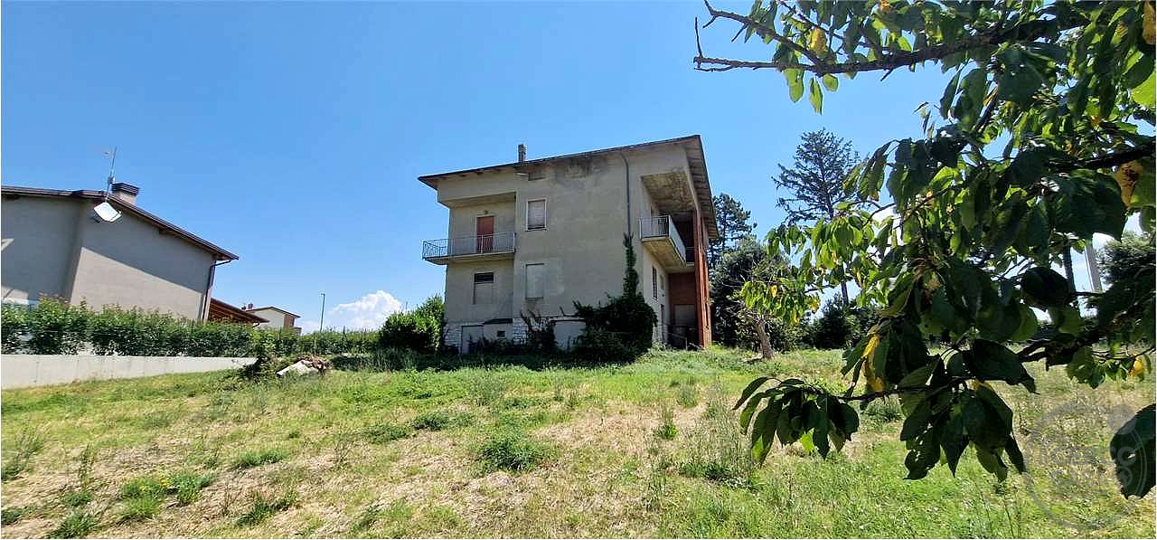 GUALDO CATTANEO - SAN TERENZIANO: CASA SINGOLA CON TERRENO CIRCOSTANTE