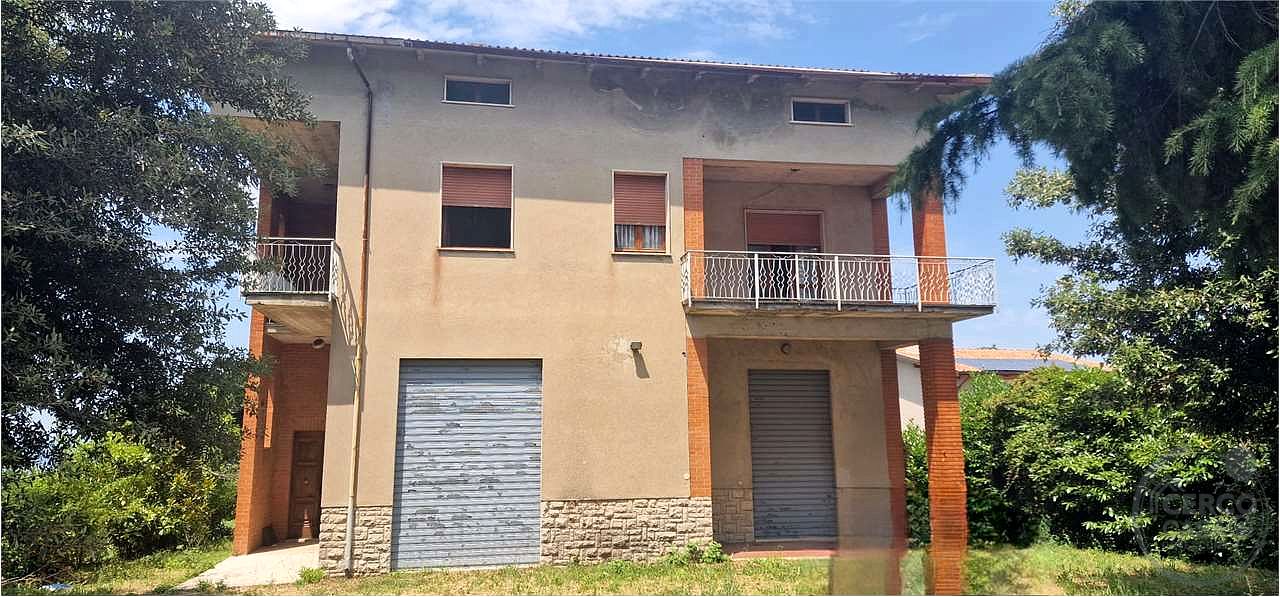 GUALDO CATTANEO - SAN TERENZIANO: CASA SINGOLA CON TERRENO CIRCOSTANTE