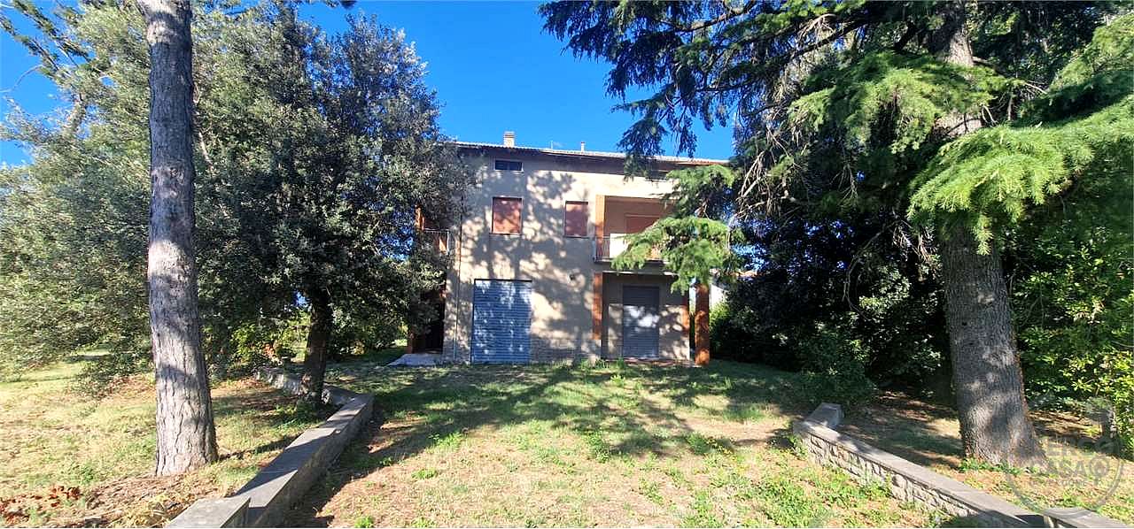 GUALDO CATTANEO - SAN TERENZIANO: CASA SINGOLA CON TERRENO CIRCOSTANTE