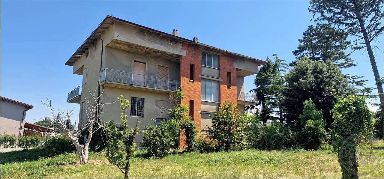 GUALDO CATTANEO - SAN TERENZIANO: CASA SINGOLA CON TERRENO CIRCOSTANTE