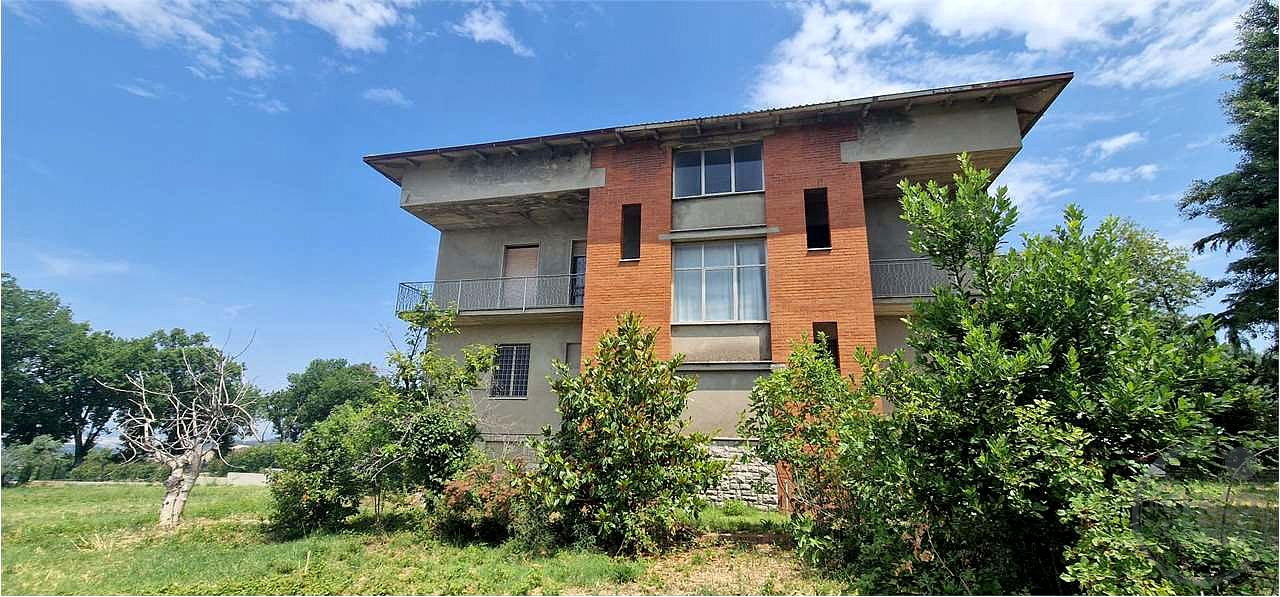 GUALDO CATTANEO - SAN TERENZIANO: CASA SINGOLA CON TERRENO CIRCOSTANTE