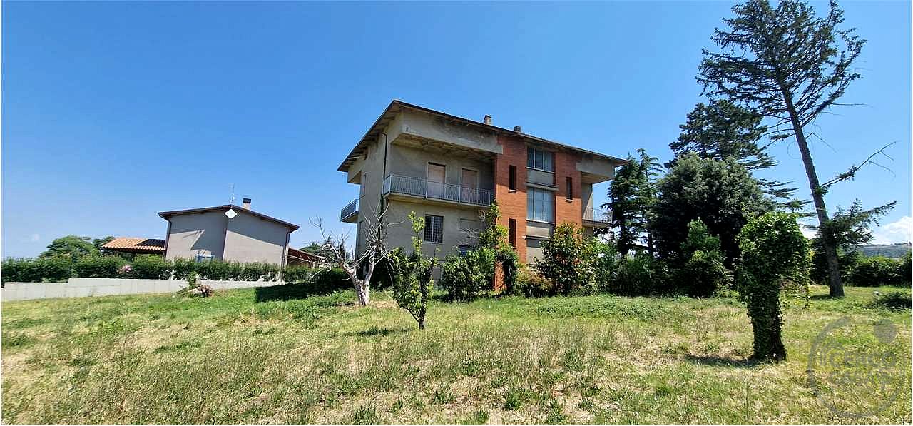 GUALDO CATTANEO - SAN TERENZIANO: CASA SINGOLA CON TERRENO CIRCOSTANTE