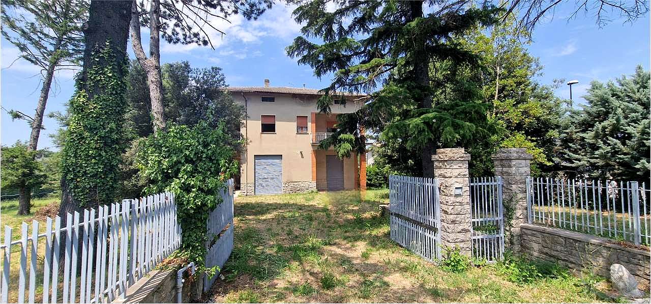 GUALDO CATTANEO - SAN TERENZIANO: CASA SINGOLA CON TERRENO CIRCOSTANTE