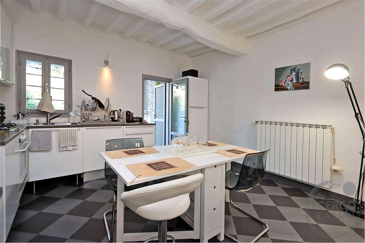 PORZIONE DI BORGO CON TERRAZZE E GIARDINO