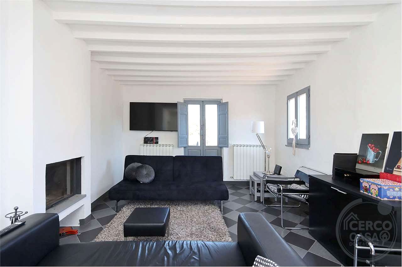 PORZIONE DI BORGO CON TERRAZZE E GIARDINO