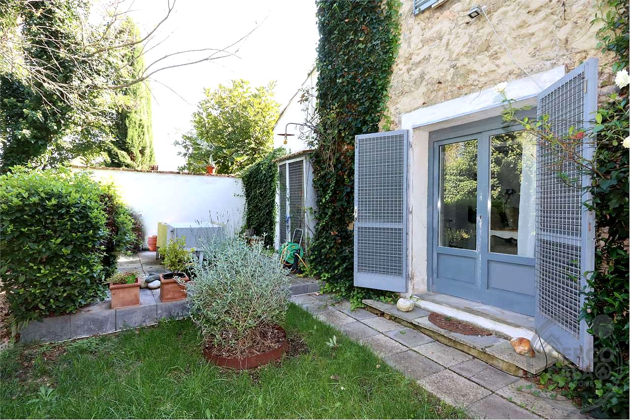 PORZIONE DI BORGO CON TERRAZZE E GIARDINO