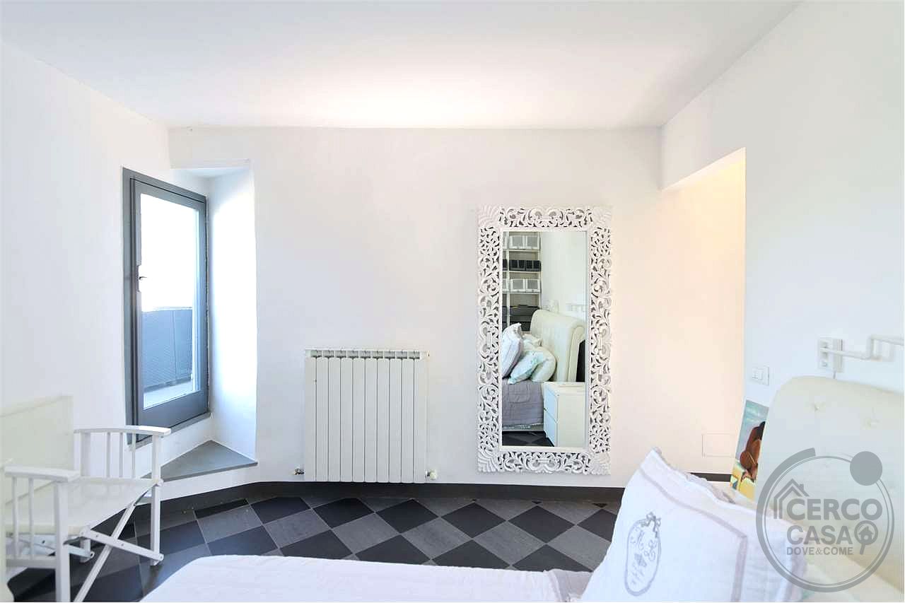 PORZIONE DI BORGO CON TERRAZZE E GIARDINO