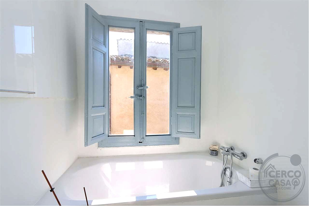 PORZIONE DI BORGO CON TERRAZZE E GIARDINO