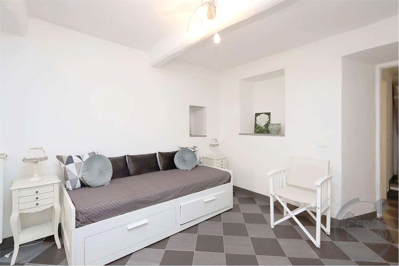 PORZIONE DI BORGO CON TERRAZZE E GIARDINO