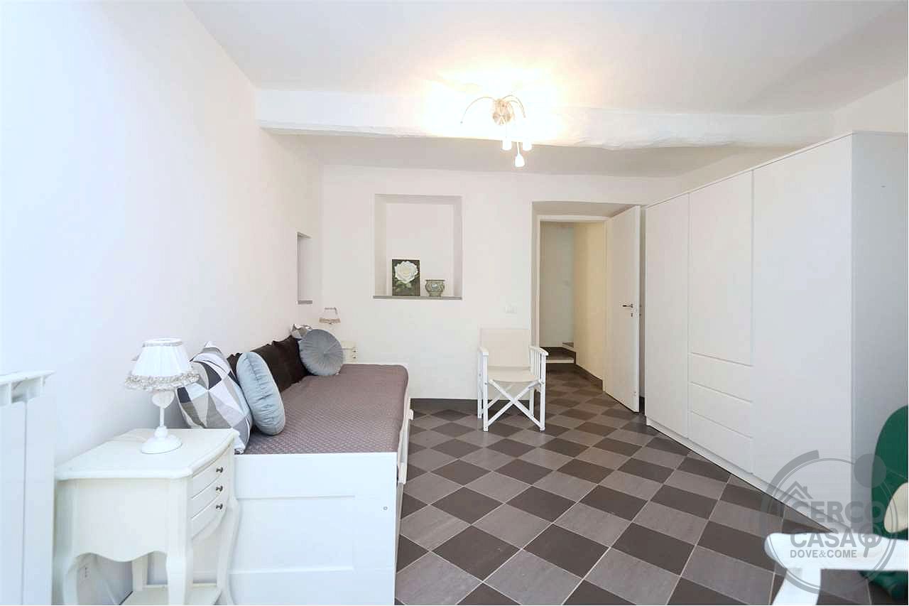PORZIONE DI BORGO CON TERRAZZE E GIARDINO