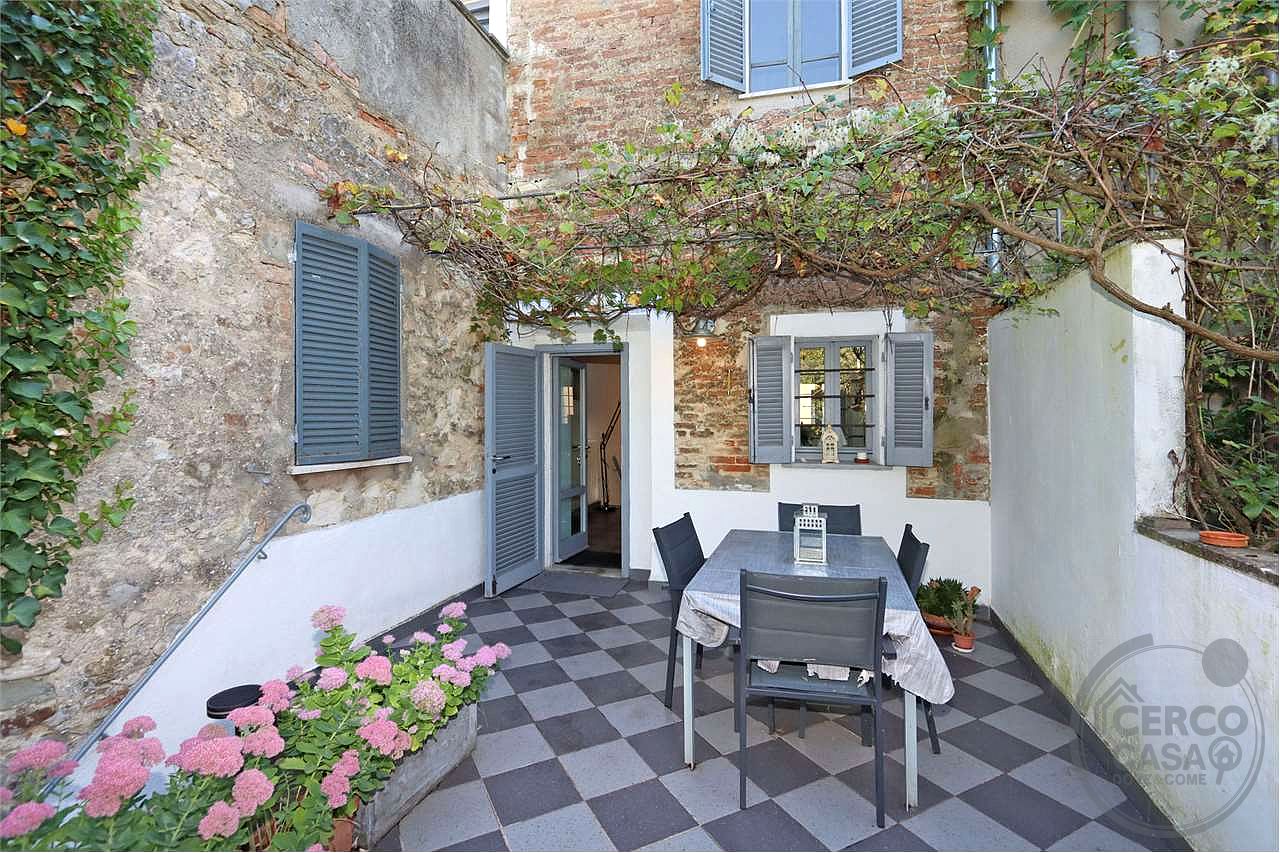 PORZIONE DI BORGO CON TERRAZZE E GIARDINO