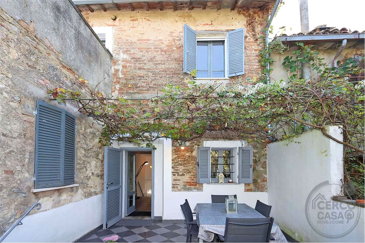 PORZIONE DI BORGO CON TERRAZZE E GIARDINO