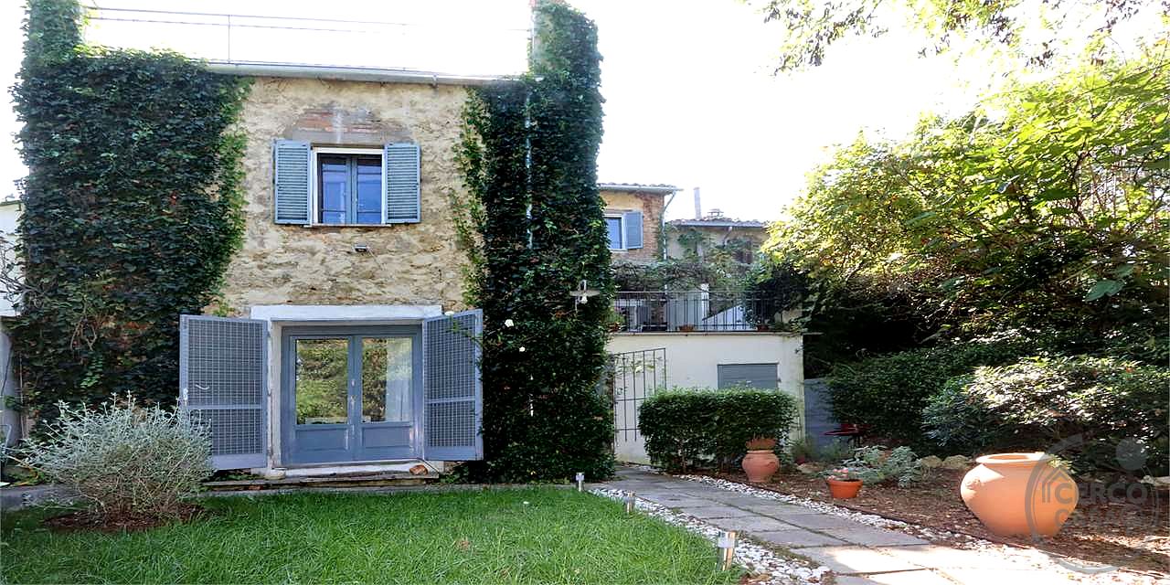 PORZIONE DI BORGO CON TERRAZZE E GIARDINO