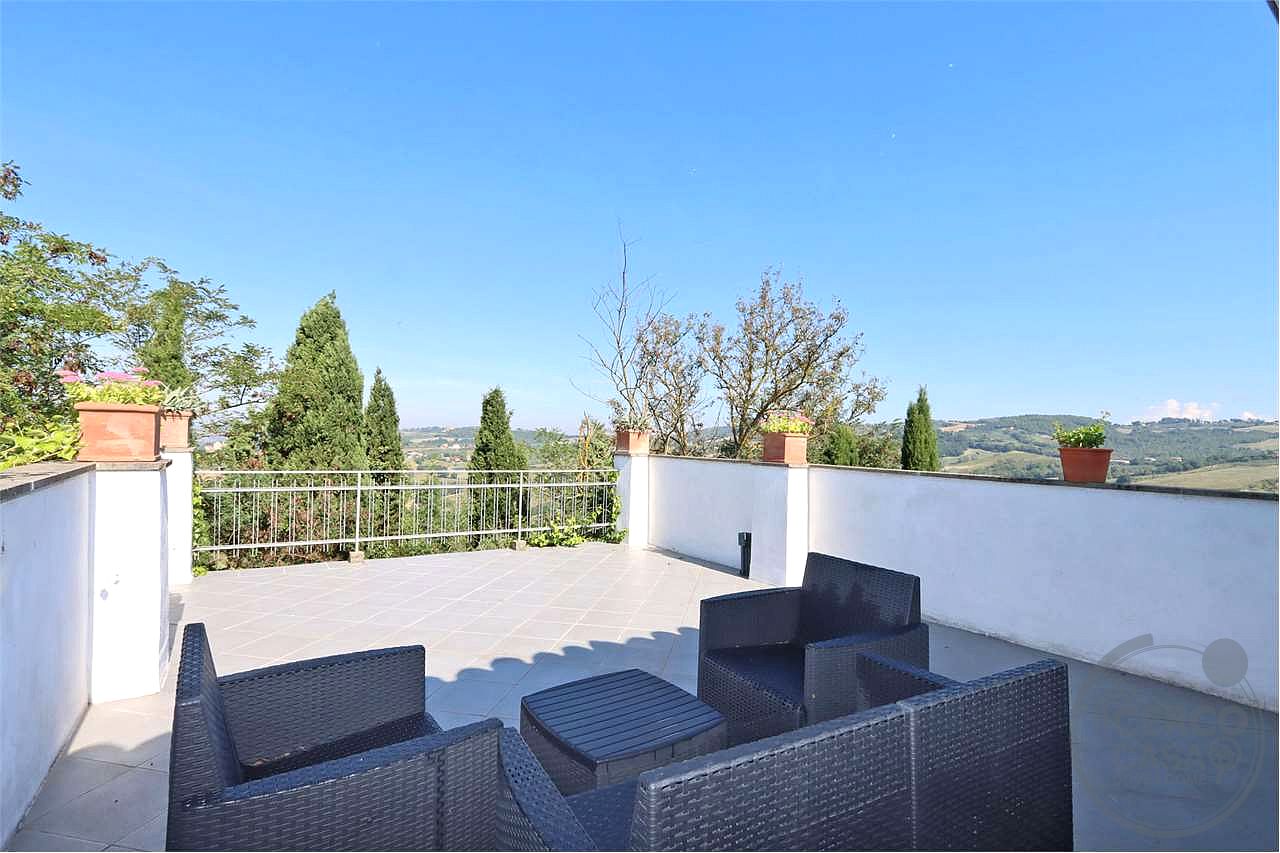 PORZIONE DI BORGO CON TERRAZZE E GIARDINO