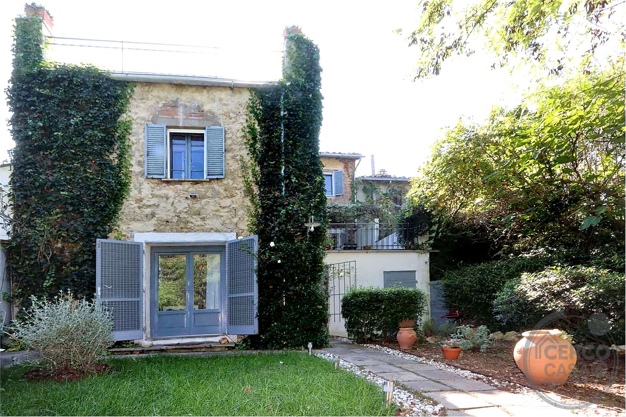 PORZIONE DI BORGO CON TERRAZZE E GIARDINO